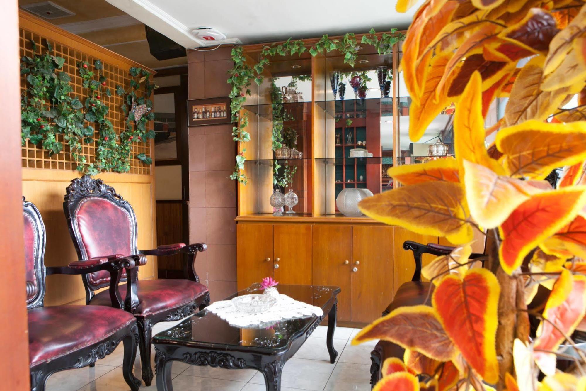 Reddoorz Plus Near Riau Street Bandung Eksteriør bilde